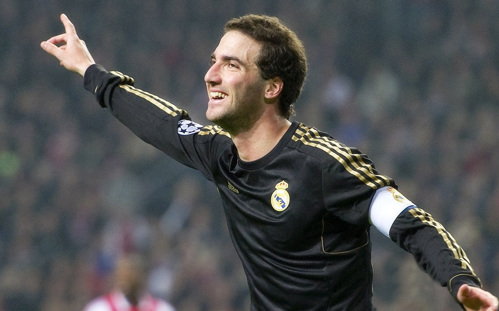 热血激情的足球盛宴，观众欢欣鼓舞，热血足球比赛